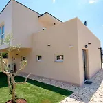 Beautiful Villa Paula With Jacuzzi In Pula