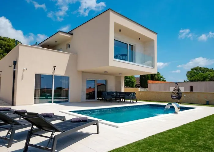 Beautiful Villa Paula With Jacuzzi In Pula