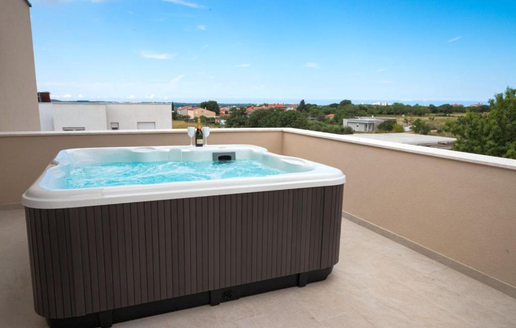 Beautiful Paula With Jacuzzi In Vila